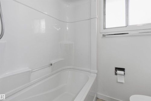 7604 142 Avenue, Edmonton, AB - Indoor Photo Showing Bathroom