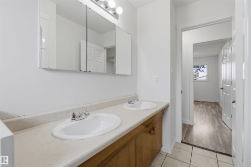 7604 142 Avenue, Edmonton, AB - Indoor Photo Showing Bathroom