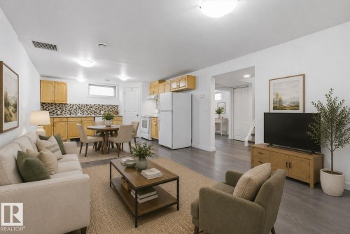 7604 142 Avenue, Edmonton, AB - Indoor Photo Showing Living Room