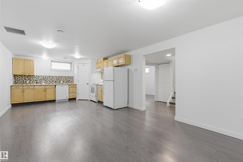 7604 142 Avenue, Edmonton, AB - Indoor Photo Showing Kitchen