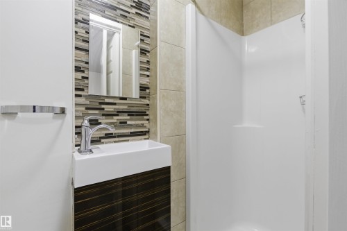7604 142 Avenue, Edmonton, AB - Indoor Photo Showing Bathroom