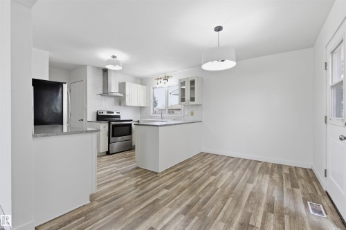 7604 142 Avenue, Edmonton, AB - Indoor Photo Showing Kitchen