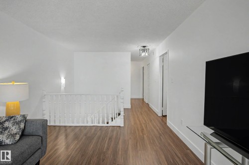 Open concept living area with wood-finish flooring - 1205 10045 118 Street, Edmonton, AB - Indoor