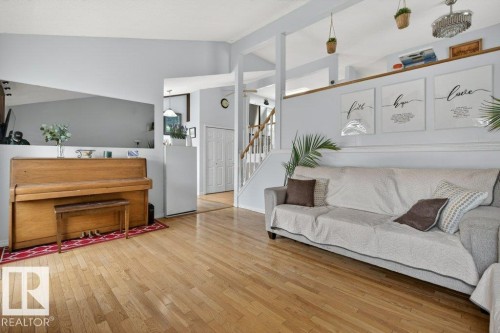 Open-concept living space with light wood-finish flooring - 157 Kiniski Crescent, Edmonton, AB - Indoor Photo Showing Living Room