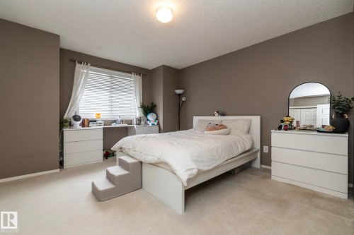 Carpeted bedroom featuring neutral wall tones and a single window with blinds - 9112 166 Avenue, Edmonton, AB - Indoor Photo Showing Bedroom