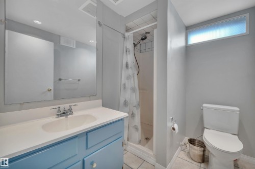 11719 152A Avenue, Edmonton, AB - Indoor Photo Showing Bathroom