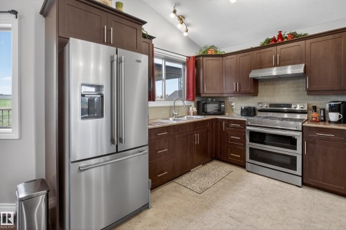 21 Beaverhill View Cr, Tofield, AB - Indoor Photo Showing Kitchen With Stainless Steel Kitchen With Double Sink