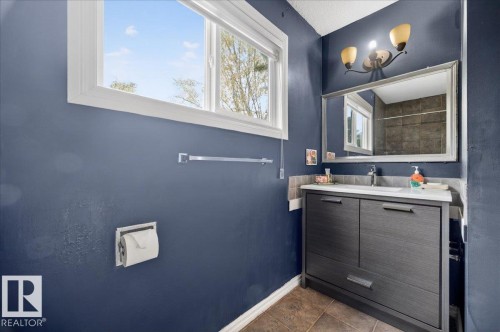 4124 121 Street, Edmonton, AB - Indoor Photo Showing Bathroom