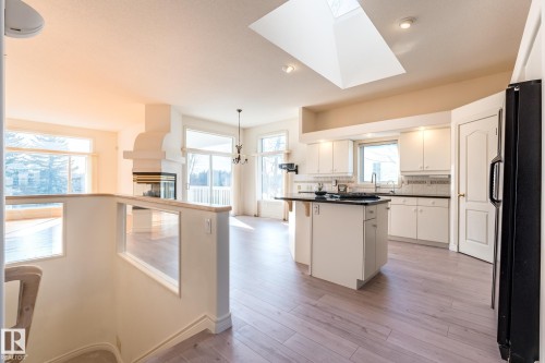 189 Blackburn Drive W, Edmonton, AB - Indoor Photo Showing Kitchen With Upgraded Kitchen