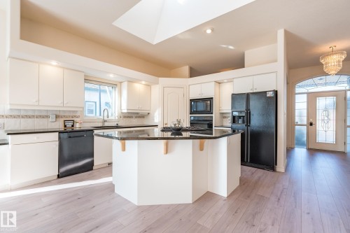 189 Blackburn Drive W, Edmonton, AB - Indoor Photo Showing Kitchen With Upgraded Kitchen
