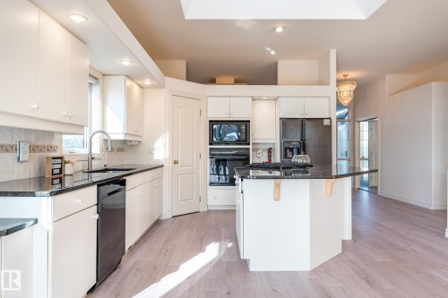 189 Blackburn Drive W, Edmonton, AB - Indoor Photo Showing Kitchen With Upgraded Kitchen