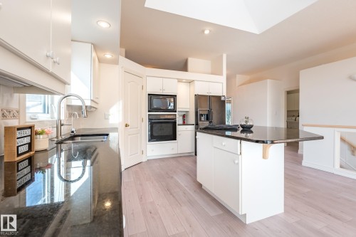 189 Blackburn Drive W, Edmonton, AB - Indoor Photo Showing Kitchen With Upgraded Kitchen
