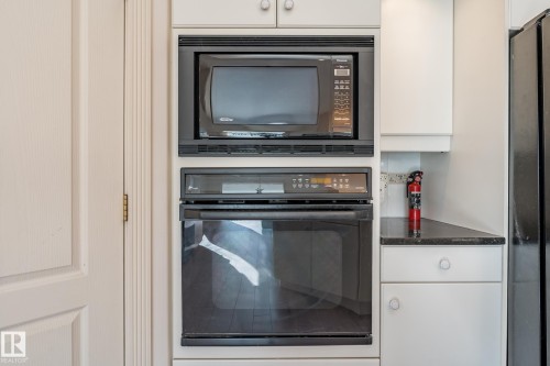 189 Blackburn Drive W, Edmonton, AB - Indoor Photo Showing Kitchen