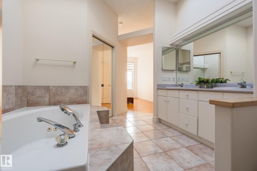 189 Blackburn Drive W, Edmonton, AB - Indoor Photo Showing Bathroom