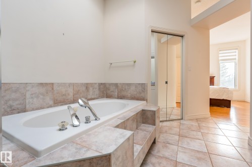 189 Blackburn Drive W, Edmonton, AB - Indoor Photo Showing Bathroom