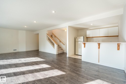 189 Blackburn Drive W, Edmonton, AB - Indoor Photo Showing Kitchen