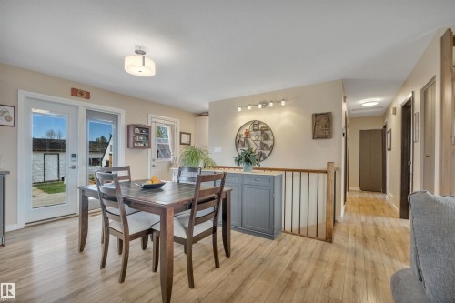 Open-concept dining area featuring wood-finish flooring and light-toned walls - 112 Oak Drive, Wetaskiwin, AB - Indoor Photo Showing Dining Room