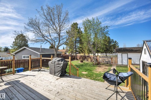 Expansive wooden deck with coordinating wooden railing and black balusters - 112 Oak Drive, Wetaskiwin, AB - Outdoor With Deck Patio Veranda
