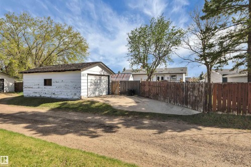 Detached garage structure with a single bay door - 112 Oak Drive, Wetaskiwin, AB - Outdoor