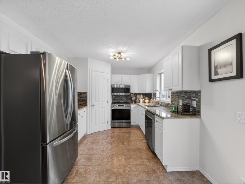 7211 78 Ave, Edmonton, AB - Indoor Photo Showing Kitchen