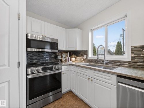 7211 78 Ave, Edmonton, AB - Indoor Photo Showing Kitchen With Double Sink