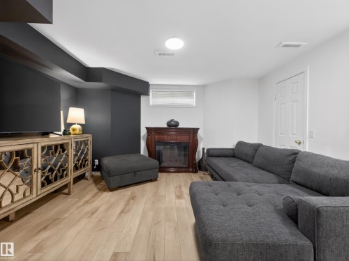 7211 78 Ave, Edmonton, AB - Indoor Photo Showing Living Room