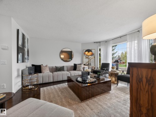 7211 78 Ave, Edmonton, AB - Indoor Photo Showing Living Room
