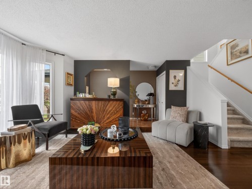 7211 78 Ave, Edmonton, AB - Indoor Photo Showing Living Room