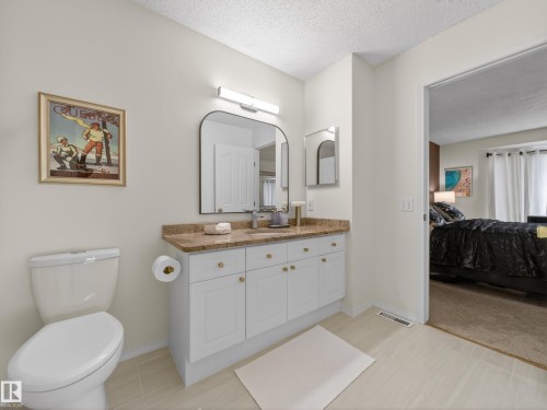7211 78 Ave, Edmonton, AB - Indoor Photo Showing Bathroom