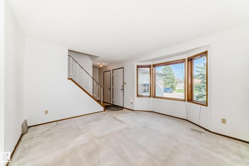 Bright interior with a bay window featuring wood-frame windows - 9528 189 Street, Edmonton, AB - Indoor Photo Showing Other Room