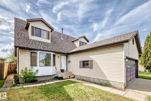 Single-family residence featuring cream-colored siding, a brown shingle roof, and a bay window - 9528 189 Street, Edmonton, AB - Outdoor