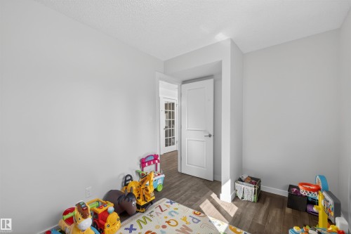 Bright room featuring wood-finish flooring and neutral wall paint - 15251 88A Street, Edmonton, AB - Indoor Photo Showing Bedroom