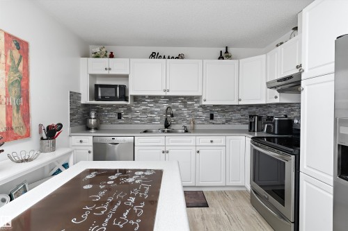 26 2419 133 Avenue, Edmonton, AB - Indoor Photo Showing Kitchen With Double Sink With Upgraded Kitchen