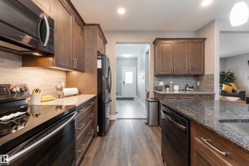 49 Wilson Close, Fort Saskatchewan, AB - Indoor Photo Showing Kitchen With Upgraded Kitchen