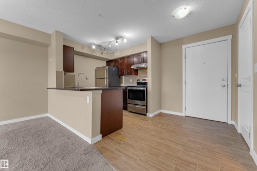 303 111 Watt Common, Edmonton, AB - Indoor Photo Showing Kitchen