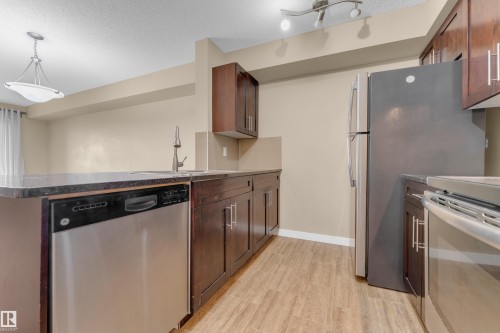303 111 Watt Common, Edmonton, AB - Indoor Photo Showing Kitchen