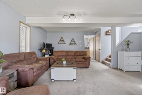 1517 Jarvis Crescent, Edmonton, AB - Indoor Photo Showing Living Room