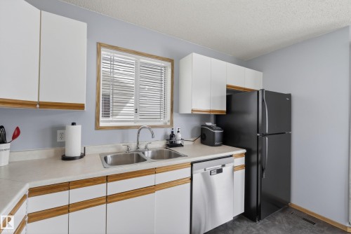 1517 Jarvis Crescent, Edmonton, AB - Indoor Photo Showing Kitchen With Double Sink
