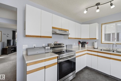 1517 Jarvis Crescent, Edmonton, AB - Indoor Photo Showing Kitchen With Double Sink