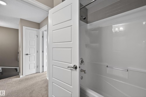 828 36 Avenue, Edmonton, AB - Indoor Photo Showing Bathroom
