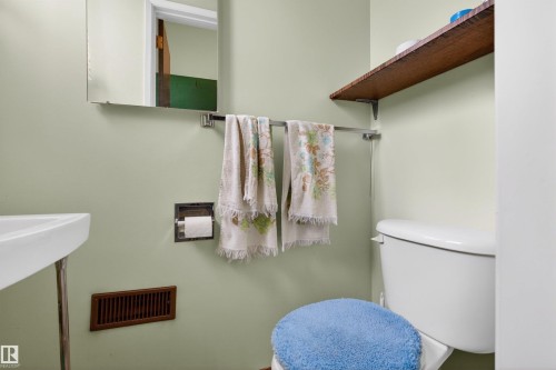 Bathroom - 8407 150 Avenue, Edmonton, AB - Indoor