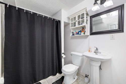 16304 43 Street, Edmonton, AB - Indoor Photo Showing Bathroom