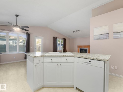 3620 130 Avenue, Edmonton, AB - Indoor Photo Showing Kitchen