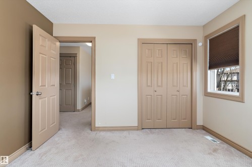 Carpeted room with neutral wall tones and a single window featuring horizontal blinds - 23 3103 Hilton Drive, Edmonton, AB - Indoor