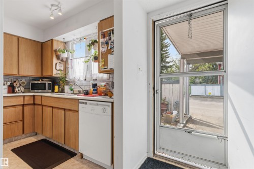 54 1904 48 Street, Edmonton, AB - Indoor Photo Showing Kitchen