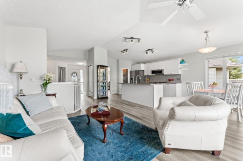 6 10848 8 Avenue, Edmonton, AB - Indoor Photo Showing Living Room