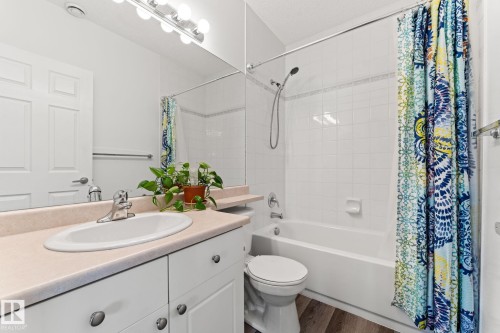 6 10848 8 Avenue, Edmonton, AB - Indoor Photo Showing Bathroom