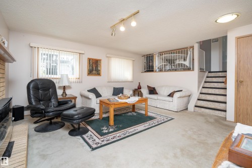 4116 44 Avenue, Stony Plain, AB - Indoor Photo Showing Living Room