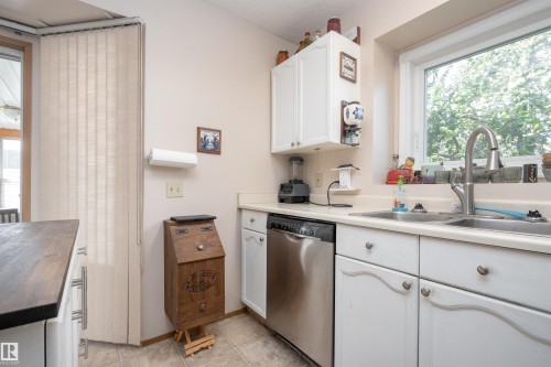 4116 44 Avenue, Stony Plain, AB - Indoor Photo Showing Kitchen With Double Sink