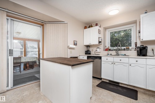 4116 44 Avenue, Stony Plain, AB - Indoor Photo Showing Kitchen With Double Sink